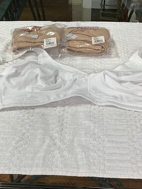 3 Leading Lady Seamless wireless Bra
$25 for each bra
2 Beige
1 white
